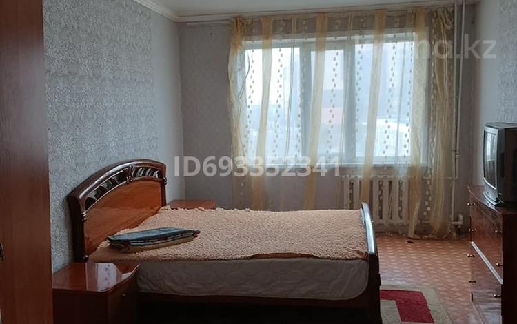 1-комнатная квартира, 37 м² посуточно, Кенжетаева 1 за 6 000 〒 в Кокшетау — фото 2