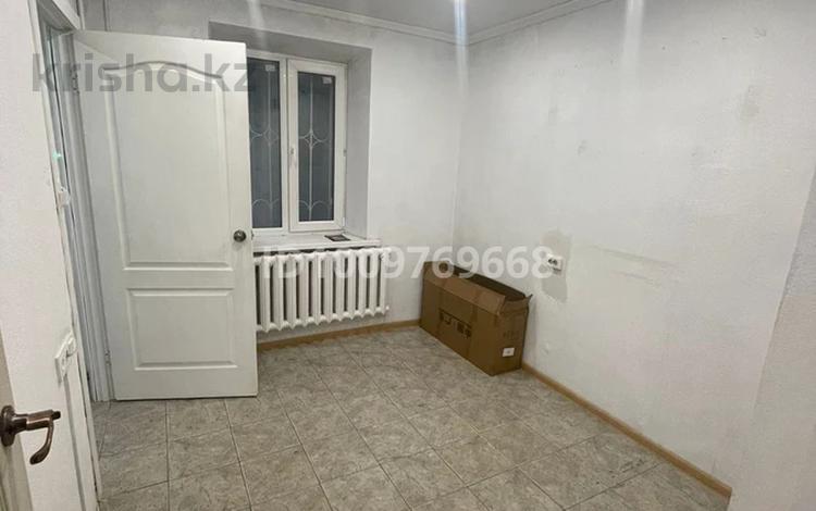 Офисы, магазины и бутики, кабинеты и рабочие места · 12 м² за 150 000 ₸ в Павлодаре — фото 2