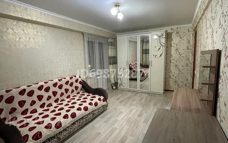 1-комнатная квартира, 38 м², 2/5 этаж помесячно, Севастопольская за 130 000 〒 в Усть-Каменогорске, Ульбинский — фото 2