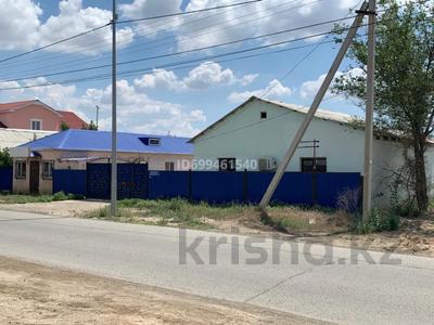 Продажа домов и дачи в Атырауской обл.: Отдельный дом · 3 комнаты · 45.7 м² · 912 сот., мкр Атырау, Нұрлыбек Шманов 287 — 31 школ қасында за 22 млн 〒 Отдельный дом · 3 комнаты · 45.7 м² · 912 сот., мкр Атырау, Нұрлыбек Шманов 287 — 31 школ қасында за 22 млн 〒