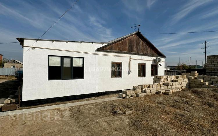 Отдельный дом · 3 комнаты · 120 м² · 10 сот., мкр Кокарна, Акбердиев 63 — Сзади ресторана Альфия за 12.9 млн 〒 в Атырау — фото 2