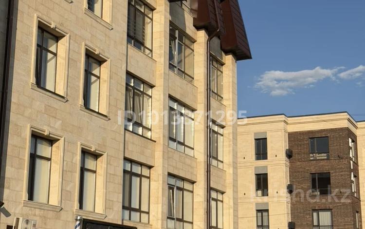 Еркін, кеңселер, дүкендер мен бутиктер, қоймалар, қоғамдық тамақтану орны, сұлулық салондары, ауыл шаруашылығы, медорталықтар мен дәріханалар, білім орталықтары, ойын-сауық, конференц-залдар, кабинеттер және жұмыс орындары, студиялар · 105 м², бағасы: 472 500 ₸ в Караганде, Казыбек би р-н — фото 2