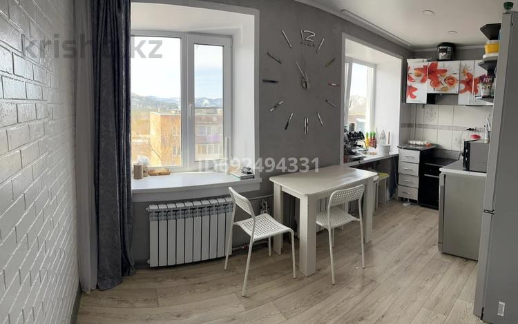 4-комнатная квартира, 61 м², 5/5 этаж, Гэсовская 12 — 4 район за 10 млн 〒 в Риддере — фото 2