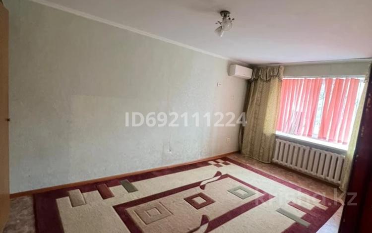 1-комнатная квартира, 30 м², 1/5 этаж, пр. Санкибай батыра 173 — пр.Санкибая батыра ,Молдагулова