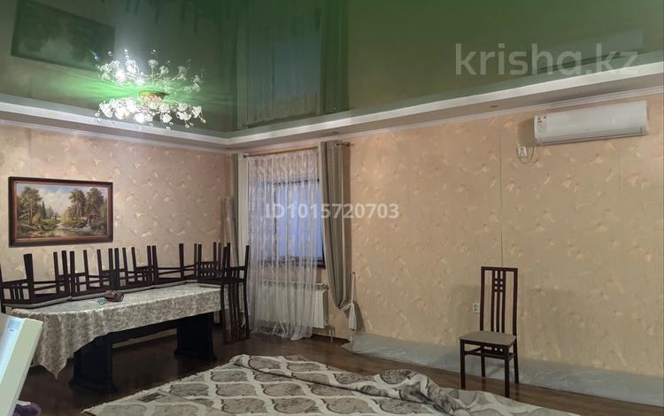 Отдельный дом · 4 комнаты · 250 м² · 10 сот., мкр Старый Аэропорт — Остановка Катерина за 500 000 ₸ в Уральске — фото 2
