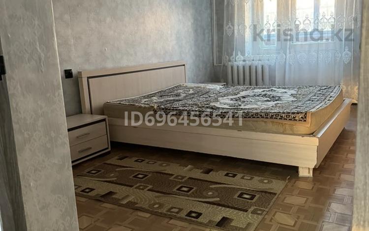 3-комнатная квартира, 60 м², 3/9 этаж помесячно, Майкудук, Мкр Восток-2 5 — Торговый дом «Ануар»