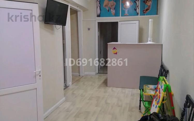 Свободное назначение, офисы, магазины и бутики, салоны красоты, медцентры и аптеки, образование, конференц-залы, кабинеты и рабочие места, студии · 97.8 м² за 537 900 〒 в Костанае — фото 13