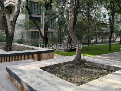 4-комнатная квартира · 90 м² · 1/5 этаж, мкр Самал-1 — Достык/Жолдасбекова за 500 000 〒 в Алматы, Медеуский р-н