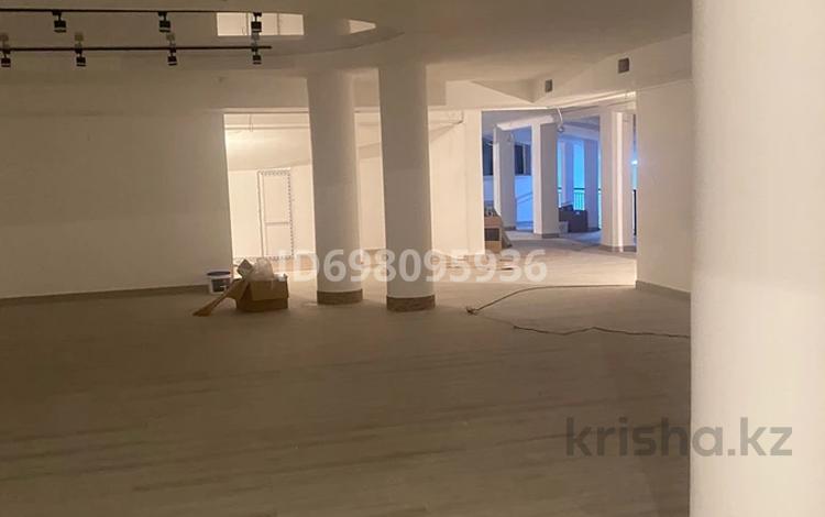 Свободное назначение, офисы, общепит, развлечения, конференц-залы, кабинеты и рабочие места, студии · 600 м² за 2 млн 〒 в Караганде, Казыбек би р-н — фото 2