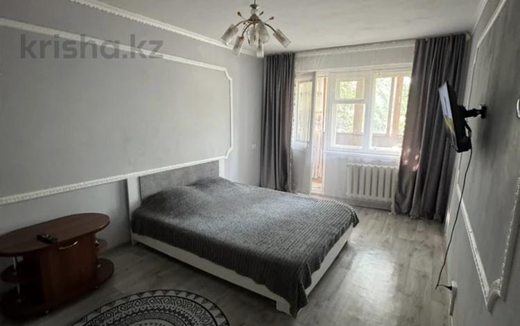 1-комнатная квартира · 31 м² · 2/5 этаж, мкр Юго-Восток, Строителей 15 — Муканова, Язева, Шахтеров за 15 млн ₸ в Караганде, Казыбек би р-н — фото 2