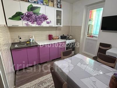 3-комнатная квартира · 70 м² · 1/5 этаж, Актюбинский область город алгинский 4 мкр 8 дом за 10 млн ₸ в Актобе