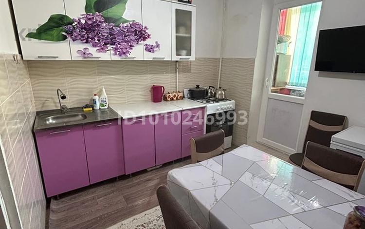 3-комнатная квартира · 70 м² · 1/5 этаж, Актюбинский область город алгинский 4 мкр 8 дом за 10 млн ₸ в Актобе — фото 2