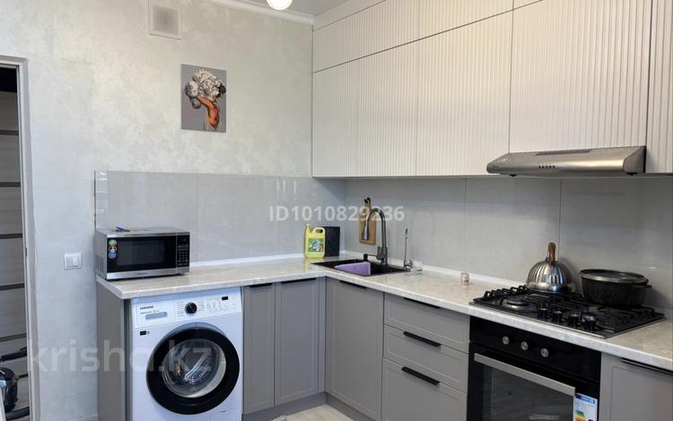 2-комнатная квартира · 60 м² · 8/9 этаж, Молодежная 3 — 31 школа за 180 000 ₸ в Уральске — фото 2