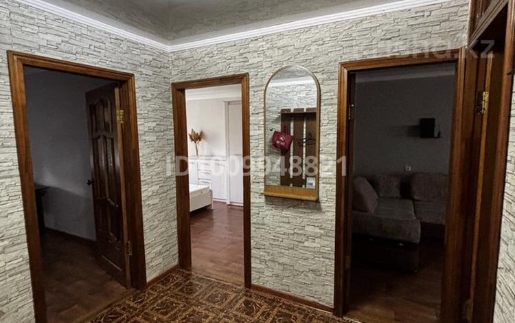 3-комнатная квартира · 65 м² · 3/5 этаж, Ихсанова 109 — Двор магазина Школьник,рядом с СШ 7 за 200 000 〒 в Уральске, мкр Школьник — фото 2