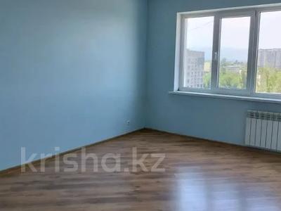 2-комнатная квартира, 60 м², 8/9 этаж, мкр Аксай-4 42 за 30.5 млн 〒 в Алматы, Ауэзовский р-н