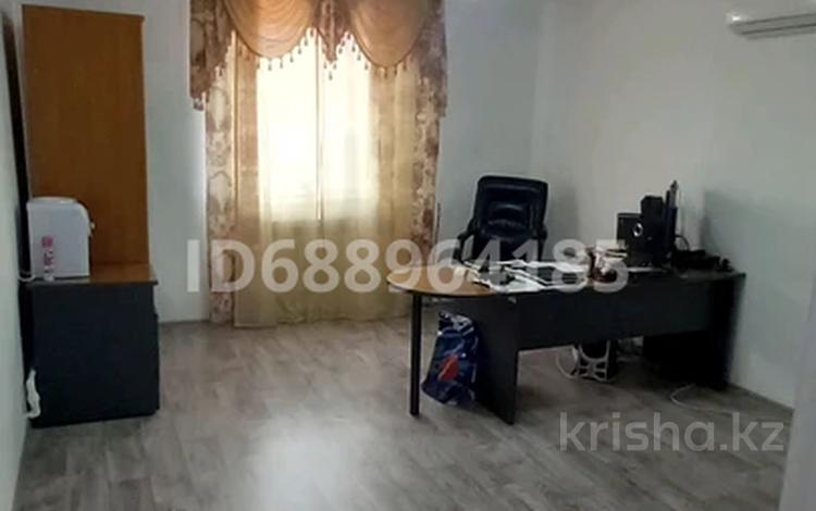 3-комнатная квартира, 100 м², 2/2 этаж помесячно, мкр 8 11 за 270 000 〒 в Актобе, мкр 8 — фото 2