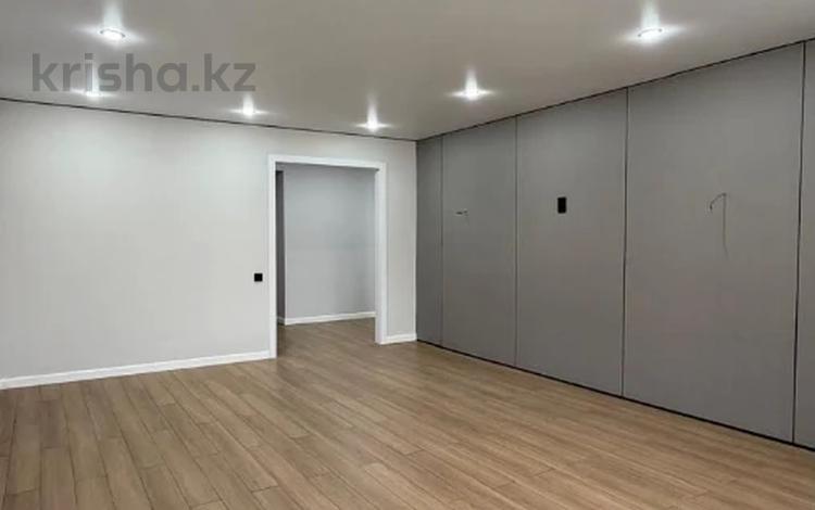 2-бөлмелі пәтер · 82.9 м² · 10/10 қабат, Алтын орда ш/а., Санкибай Батыра пр-т, бағасы: 34 млн ₸ в Актобе, мкр. Алтын орда — фото 2