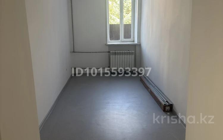 Офисы, салоны красоты, кабинеты и рабочие места, студии · 12 м² за 74 400 ₸ в Усть-Каменогорске — фото 2