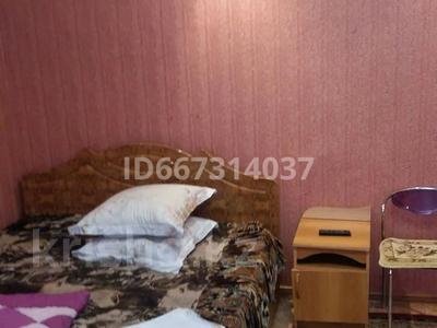 1-комнатная квартира, 40 м² по часам, проспект Абая 48 — Проспект Назарбаева за 1 000 〒 в Уральске