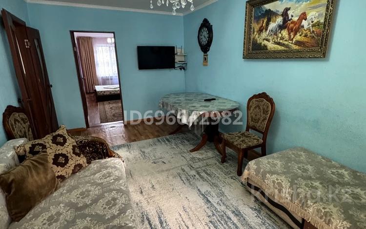 3-комнатная квартира · 62 м² · 1/5 этаж, 4мкр 16дом — Между Арзу кафе и шк Конаев за 30 000 ₸ — фото 2
