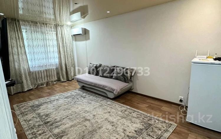 2-комнатная квартира · 45 м² · 1/5 этаж, ул. Абу Бакира Кердери 172 за 12 000 ₸ в Уральске — фото 2