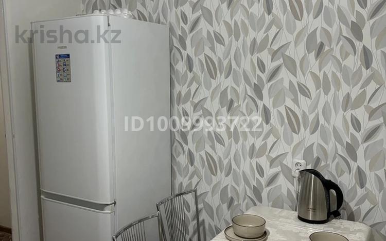 1-комнатная квартира · 40 м² · 6/9 этаж, мкр Кунаева за 10 000 ₸ в Уральске — фото 2