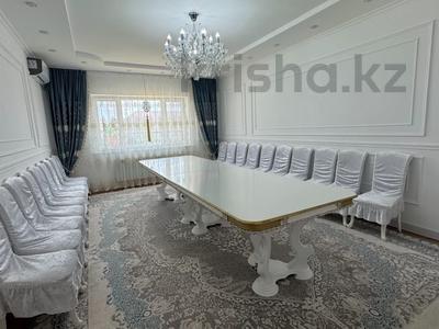 Отдельный дом · 5 комнат · 195 м² · 10 сот., мкр Оркен, Базар Жырау 16 за 52 млн 〒 в Атырау