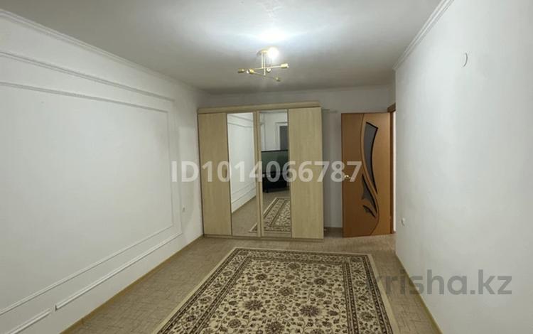 1-комнатная квартира · 31 м² · 2/5 этаж, мкр Лесхоз, Кубаш Медеубаев 11 — Квартира расположена в мкр. лесхоз вдоль дороги, квартира чистая и уютная, рядом расположен рынок коктем, двор с детской площадкой освещенный фонарями, дом после модернизаций. За дополнительными вопросами звоните по номеру за 110 000 ₸ в Атырау — фото 2