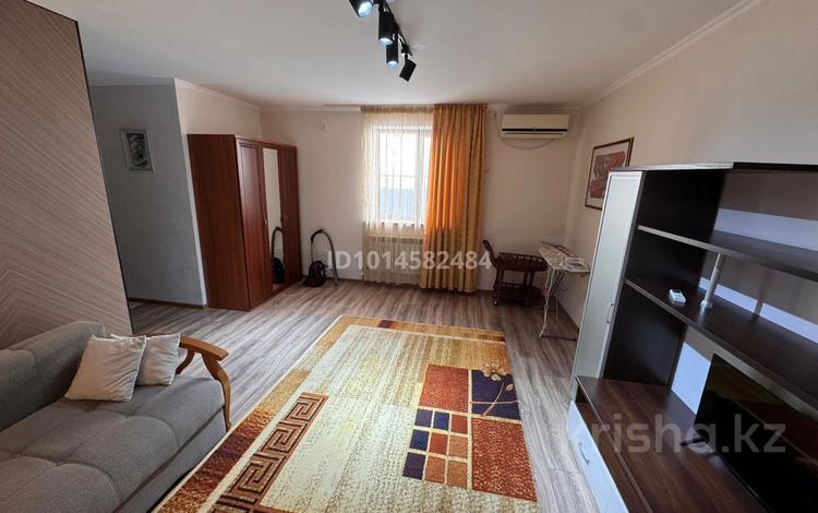 1-бөлмелі пәтер · 40 м² · 1/1 қабат, Азаттык 74/2, бағасы: 180 000 ₸ в Атырау, мкр Жилгородок — фото 7