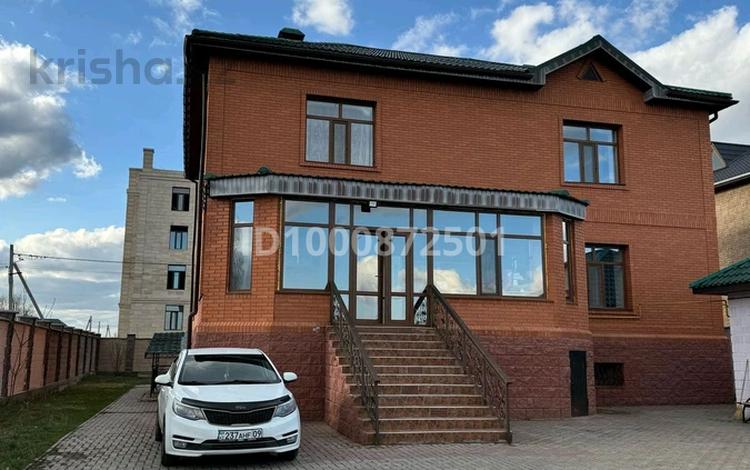 Отдельный дом · 7 комнат · 450 м² · 20 сот., мкр Городской Аэропорт, Кабжанова 62 за 1.8 млн ₸ в Караганде, Казыбек би р-н — фото 2