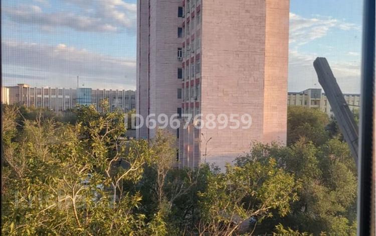 2-комнатная квартира · 45.3 м² · 5/5 этаж, Есенберлина 3 — Возле Акимата хорошый тихый улица рядом садик школа остановка магазин и, т, д дом теплый проблемы нет торг есть за 13 млн ₸ в Жезказгане — фото 2