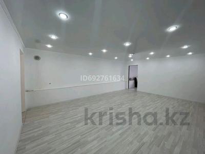 Отдельный дом · 4 комнаты · 180 м² · 5 сот., проспект абая 51 Г — Возле 233 средней школы за 22.5 млн 〒 в 