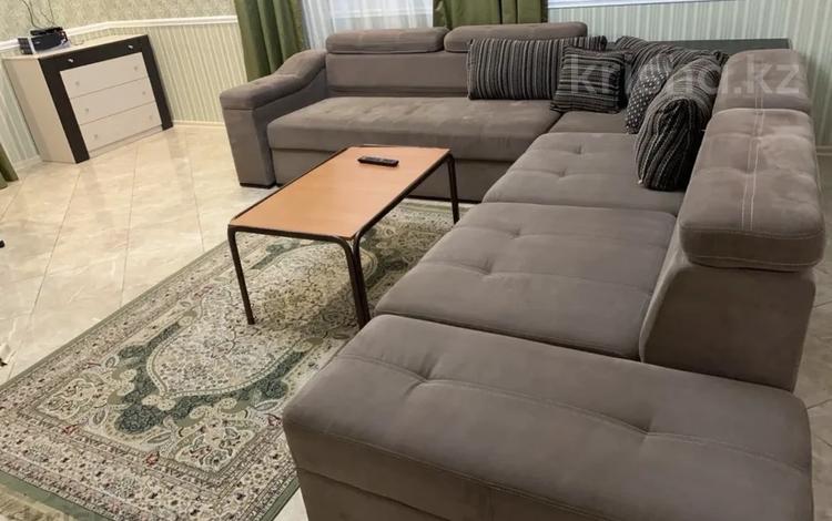 3-комнатная квартира · 100 м² · 1/3 этаж, Победы 105 — Исаева за 28 000 ₸ в Уральске — фото 44