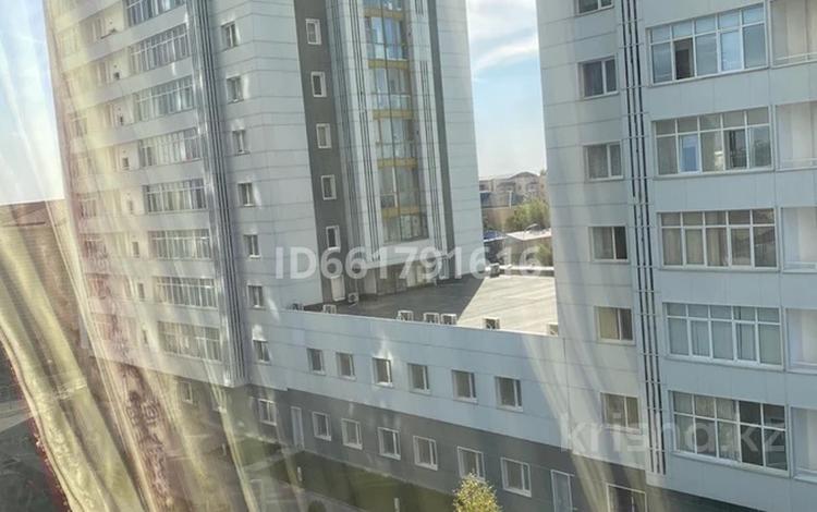 2-комнатная квартира, 64 м², 5/16 этаж помесячно, Кунаева 91 за 220 000 〒 в Шымкенте — фото 7