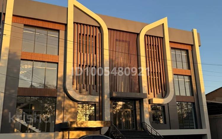 Свободное назначение, офисы, магазины и бутики, салоны красоты, медцентры и аптеки, образование, развлечения, конференц-залы, кабинеты и рабочие места, студии · 1000 м² за 3 млн 〒 в Шымкенте, Енбекшинский р-н — фото 2