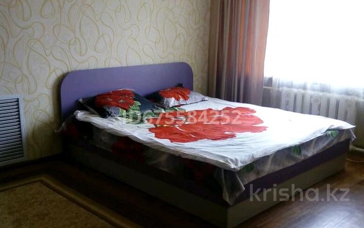 1-комнатная квартира, 30 м² по часам, Орджоникидзе 52 за 1 500 〒 в Усть-Каменогорске — фото 3