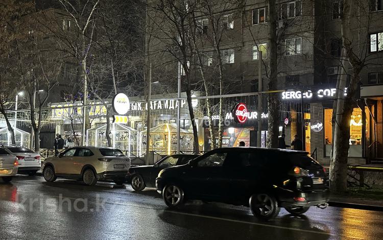 Свободное назначение, офисы, магазины и бутики, общепит, салоны красоты, медцентры и аптеки, образование, кабинеты и рабочие места, студии · 53.6 м² за 400 000 〒 в Шымкенте, Аль-Фарабийский р-н — фото 2