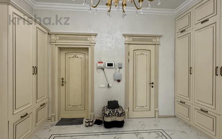4-комнатная квартира, 173.5 м², 1/4 этаж, Омаровой 37 за 190 млн 〒 в Алматы, Медеуский р-н — фото 2