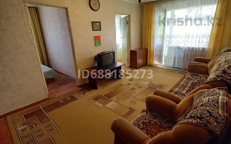 3-комнатная квартира · 50 м² · 1/5 этаж, Майкудук, 19й микрорайон 40 за 13.5 млн ₸ в Караганде, Алихана Бокейханова р-н — фото 2
