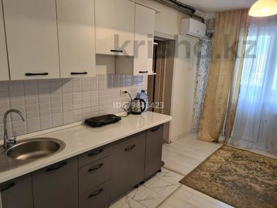 2-комнатная квартира, 45 м², 3/10 этаж помесячно, мкр Аксай-5, Мкр Аксай, Б. Момышулы 25 — Жубанова за 250 000 〒 в Алматы, Ауэзовский р-н