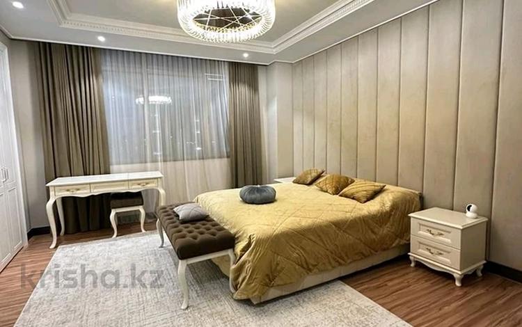 4-комнатная квартира, 170 м², 10/18 этаж помесячно, Байтурсынова 1 за 800 000 〒 в Астане — фото 2