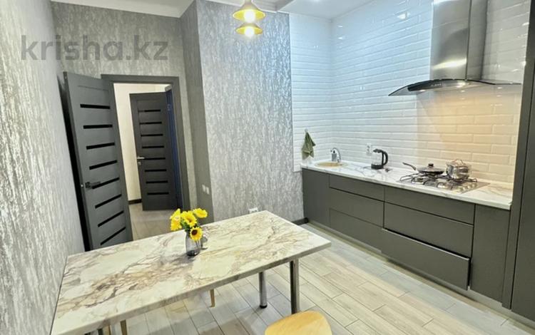 1-комнатная квартира · 56 м² · 4/5 этаж, мкр 4, Абулхаир Хана 177/1 за 14 000 ₸ в Уральске — фото 2