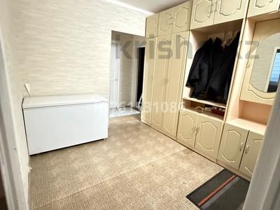 4-комнатная квартира · 74 м² · 8/10 этаж, Майкудук, Мкр Голубые пруды 6 — Рядом я торговым домом Сырдария за 27 млн 〒 в Караганде, Алихана Бокейханова р-н