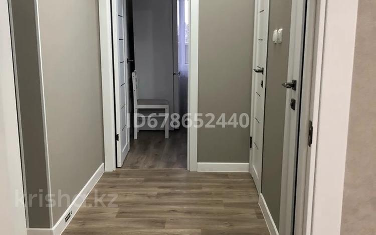 2-комнатная квартира · 59 м² · 5/9 этаж, 4-й мик 11 — Торговый центр за 17 000 〒 в Аксае — фото 4