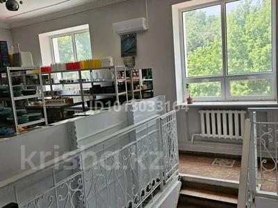 Свободное назначение, офисы, магазины и бутики · 141 м² за 500 000 ₸ в Уральске, мкр Школьник