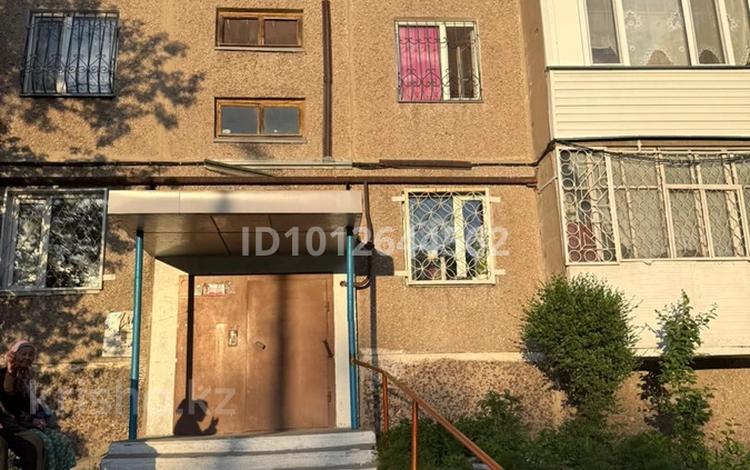 2-бөлмелі пәтер · 45.2 м² · 2/5 қабат, 7микраройон 50дом 34 — Үй өте ыңғайлы жерде орналасқан: жанында №27 мектеп пен №8 мектеп бар. Жақын маңда «Самал», «Гүлдер», «Қуаныш» балабақшалары орналасқан. Сонымен қатар, «Аян», «Корзина», «Мечта», «Эконом» сауда үйлері жақын, ал «Экран» аялдамасы бірнеше қадам жерде. Дом расположен в очень удобном месте: рядом находятся школа №27 и школа №8. Поблизости расположены детские сады «Самал» и «Гүлдер». Также рядом находятся торговые дома «Аян», «Корзина», «Мечта», «Эконом», а остановка «Экран» — в нескольких шагах., бағасы: 8.8 млн ₸ в Темиртау — фото 2
