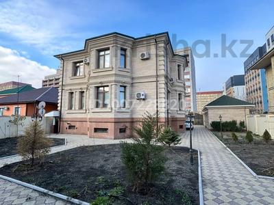 Отдельный дом · 10 комнат · 430 м², мкр Жеруйык, Нарембаев 44 за 1 млн 〒 в Атырау