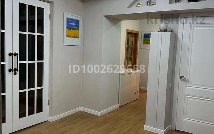 5-комнатная квартира · 120 м² · 3/4 этаж, мкр Новый Город, Бухар Жырау 33 — ДКГ, Театр Сакена Сейфуллина, Центральный парк, Памятник двух шахтёров за 54 млн 〒 в Караганде, Казыбек би р-н — фото 2