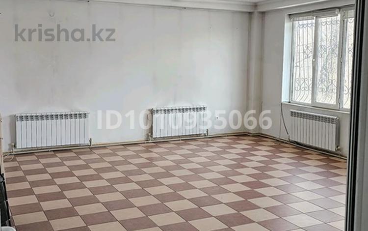 Офисы, кабинеты и рабочие места · 220 м² за 600 000 ₸ в Алматы, Жетысуский р-н — фото 2