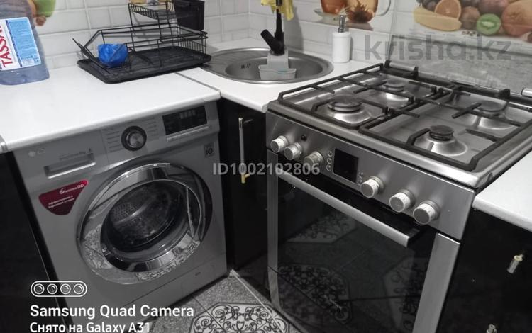 2-комнатная квартира · 45 м² · 5/5 этаж, мкр Строитель 69 — Магазин Урал за 17 млн ₸ в Уральске, мкр Школьник — фото 2